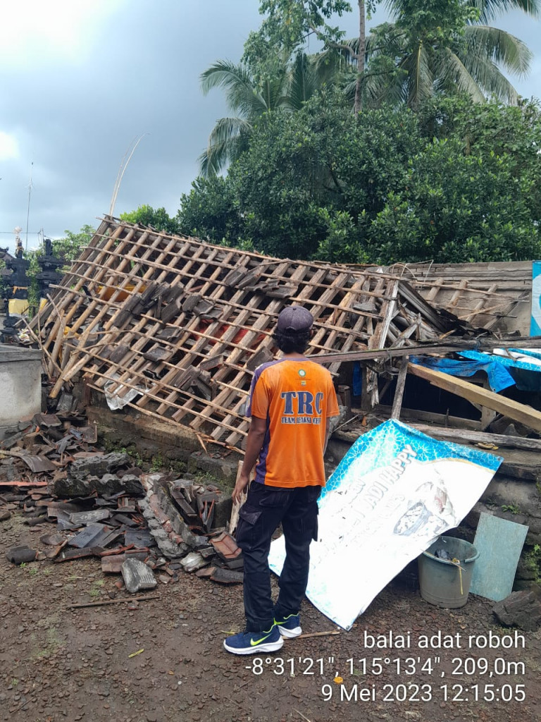 Balai Adat Roboh di Banjar Juwet, Desa Abiansemal, Kecamatan Abiansemal Tanggal 09 Mei 2023
